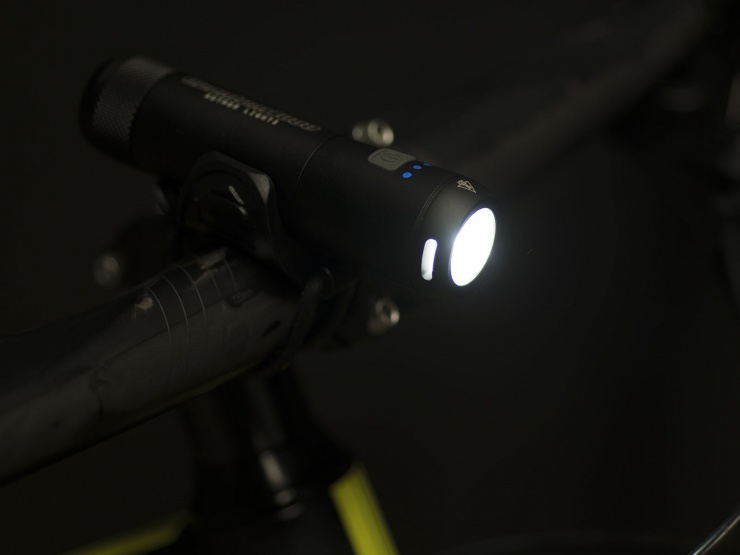 Světlo přední Author QUANTUM 1000 lm USB Alloy