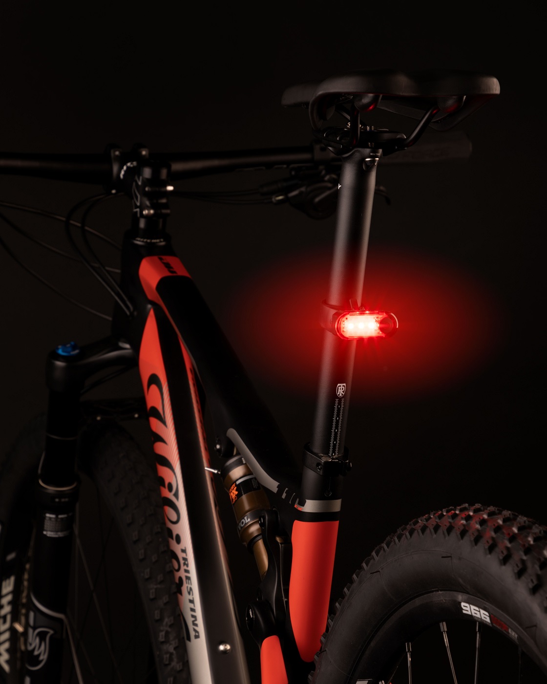 Blikačka zadní FORCE PILL 12 LM, 3 x LED, USB, dobíjecí